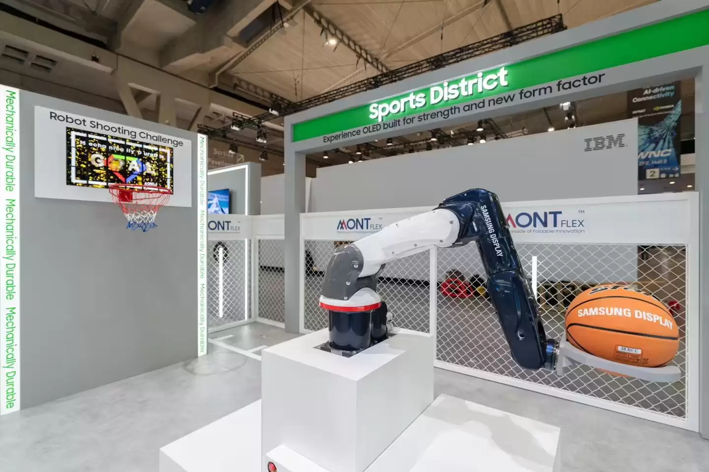 三星显示MWC进行高尔夫推杆、篮球投篮测试,展示可折叠OLED耐用性