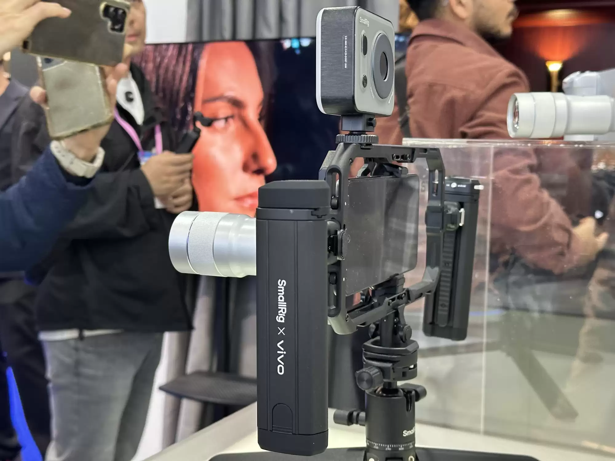 vivo X300 Ultra MWC全球首秀 专业摄影装备塞进手机