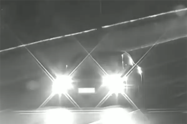 男子加班到凌晨 回家开智驾在高速上睡着!车子直接停在车道中央