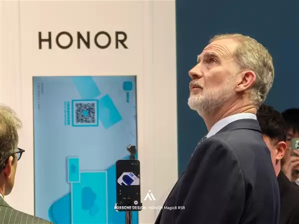 西班牙国王现身MWC 2026荣耀展台！李健亲自接待 赠送荣耀Magic V6