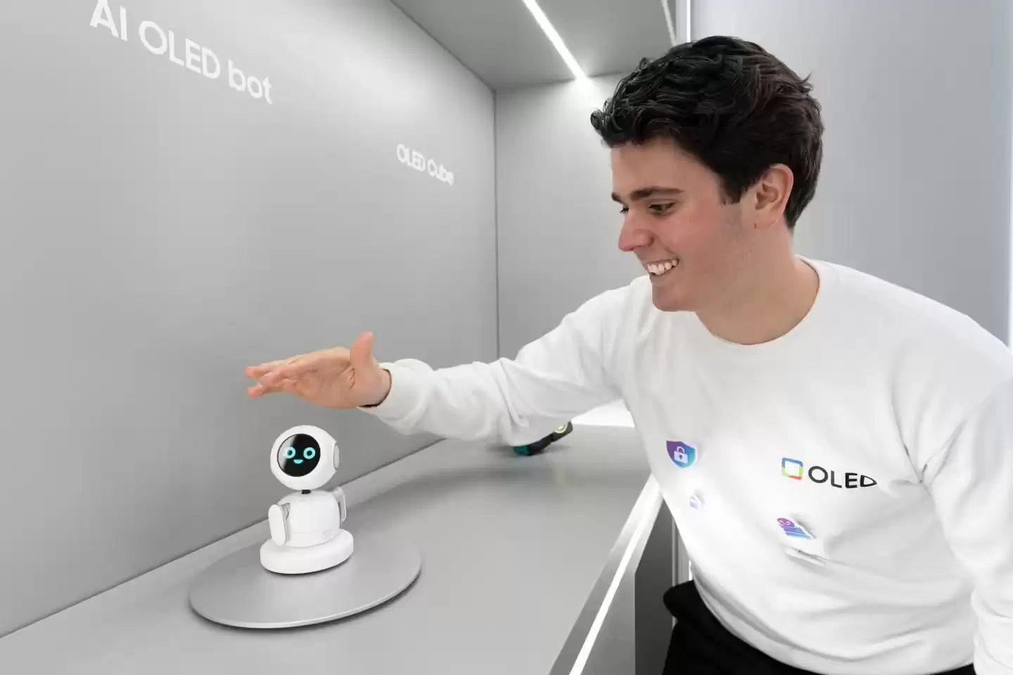 三星显示MWC进行高尔夫推杆、篮球投篮测试,展示可折叠OLED耐用性