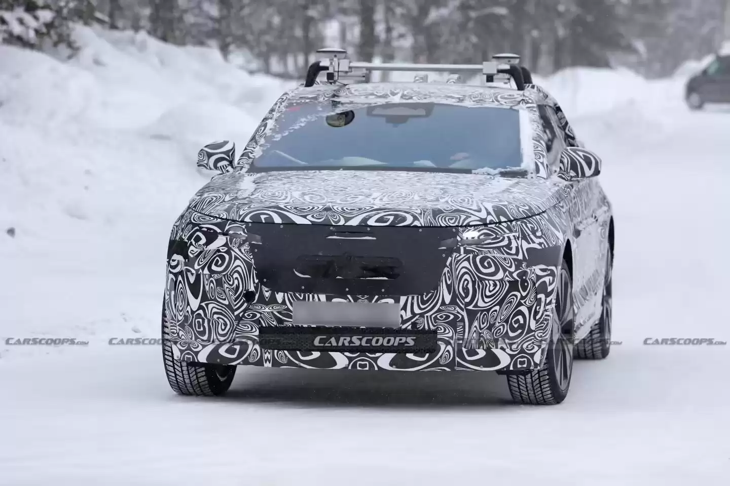 纯电版路虎揽胜星脉SUV路测图曝光:低趴车身、隐藏式门把手