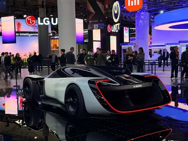 小米超跑实车线下展示 雷军:1:8大车模成本非常贵 有多少人想要