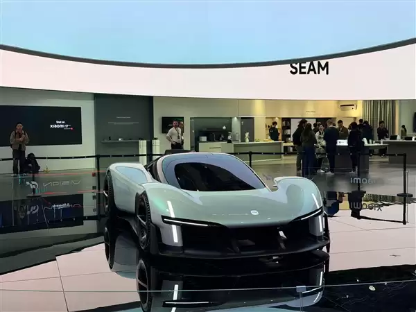 小米超跑实车线下展示 雷军:1:8大车模成本非常贵 有多少人想要