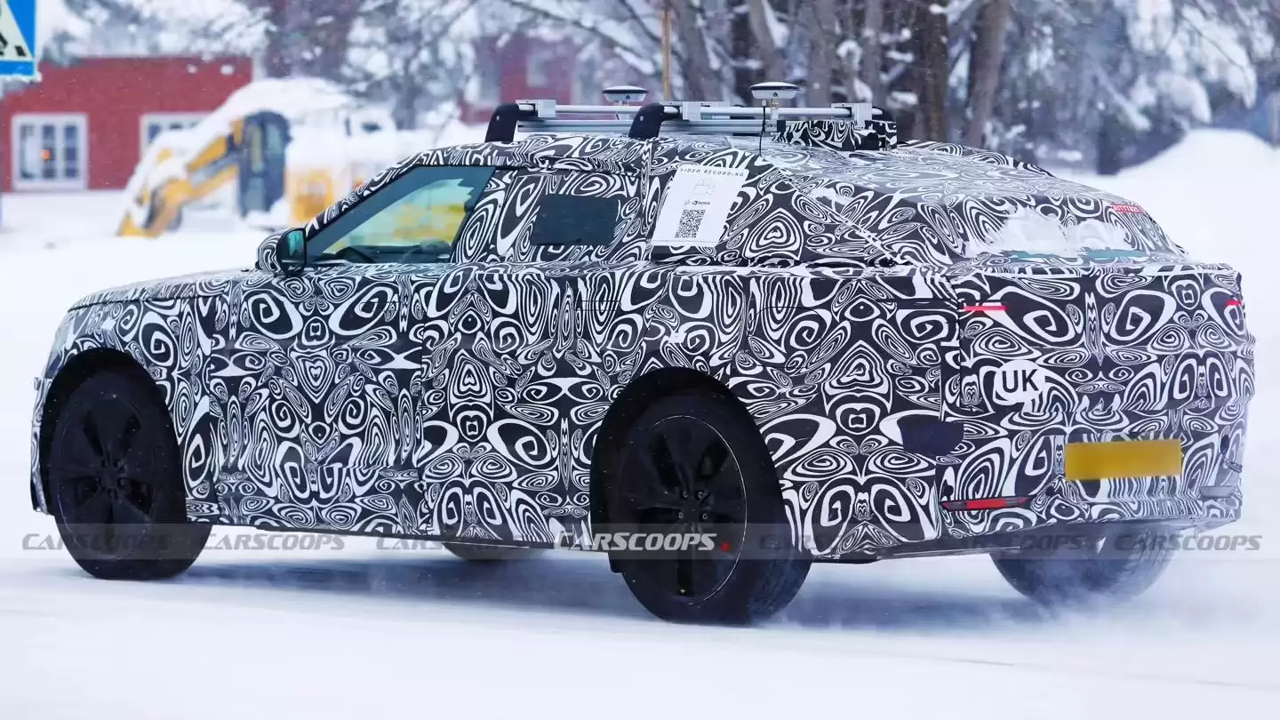 纯电版路虎揽胜星脉SUV路测图曝光:低趴车身、隐藏式门把手