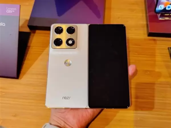 联想moto首款大折叠！moto razr fold国行暂定第二季度发布