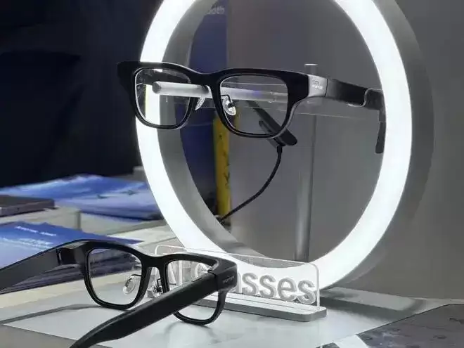 科大讯飞AI眼镜亮相MWC 2026:多模态同传翻译+仅重40克