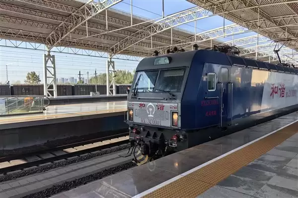 K731次列车硬座下躺人引热议 铁路部门辟谣：信息不实