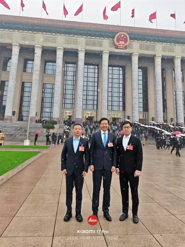 三人两会建议一览！雷军晒跟何小鹏、姚劲波合影照：妥妥的C位