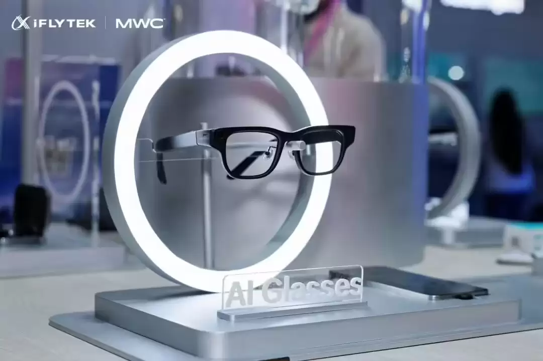 科大讯飞AI眼镜亮相MWC 2026:多模态同传翻译+仅重40克