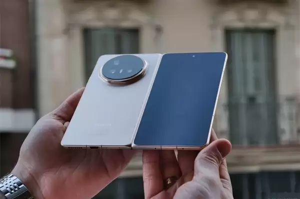 全球最轻薄折叠屏荣耀Magic V6来了:京东方独家供屏