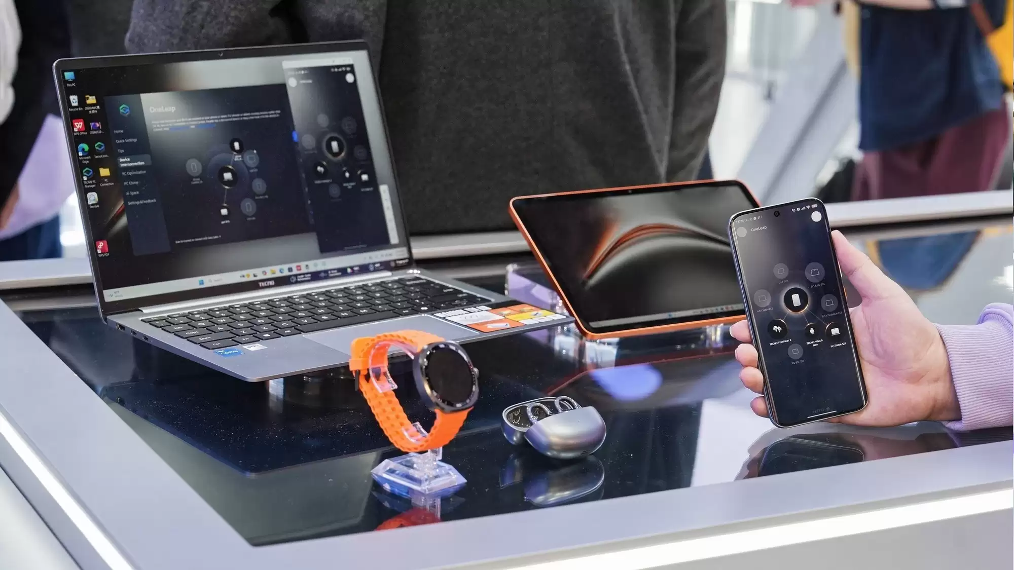 TECNO 携全新OneLeap多端互联平台及生态新品亮相MWC 2026