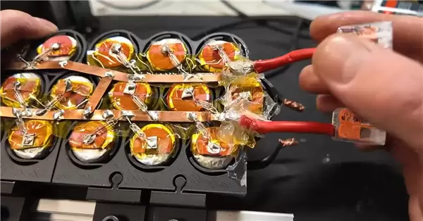 博主用500颗电子烟电池打造汽车动力电池:支持USB-C充电