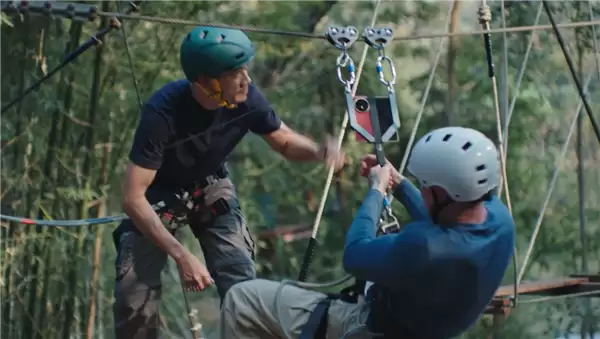 荣耀Magic V6首发全新鲁班盾构钢铰链 航空级强度 承重可达80kg