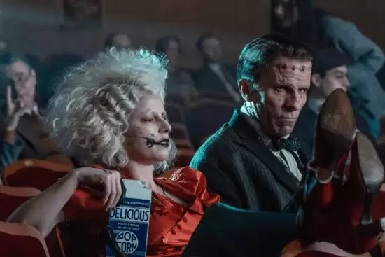 《黑暗新娘！》导演：华纳抗议我尺度太大 不能舔呕吐物