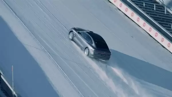 坡长125米+垂直落差87.9米!昊铂A800创最高最长雪地跳台爬坡纪录