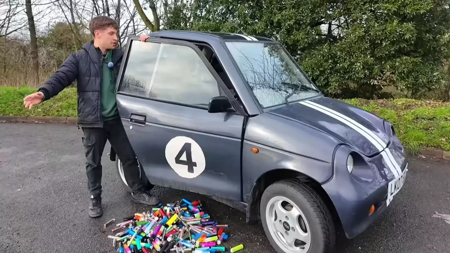 全球首台USB-C充电汽车?博主用500颗电子烟电池打造动力电池