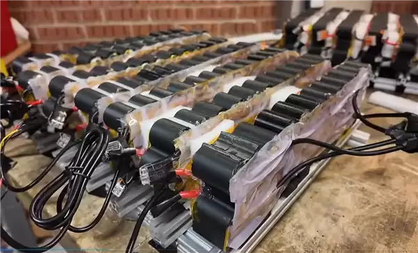 博主用500颗电子烟电池打造汽车动力电池:支持USB-C充电