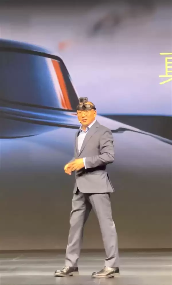 莲花CEO头戴相机讽刺车顶激光雷达 网友：升降摄像头手机咋没了呢