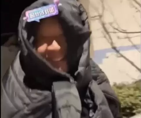 河南一村庄自办歌舞晚会 于东来蒙着脑袋围观被抓包 被主持人邀请上台:我是偷偷来玩的