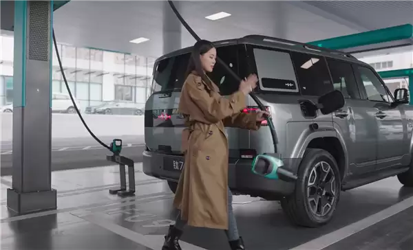 对用户最友好的充电桩 比亚迪发布闪充桩:悬吊设计、插拔不费劲