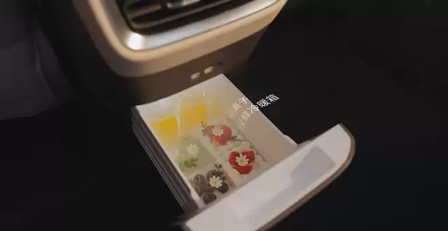 别克至境E7大五座SUV内饰亮相：零重力躺椅、保鲜冷暖箱等