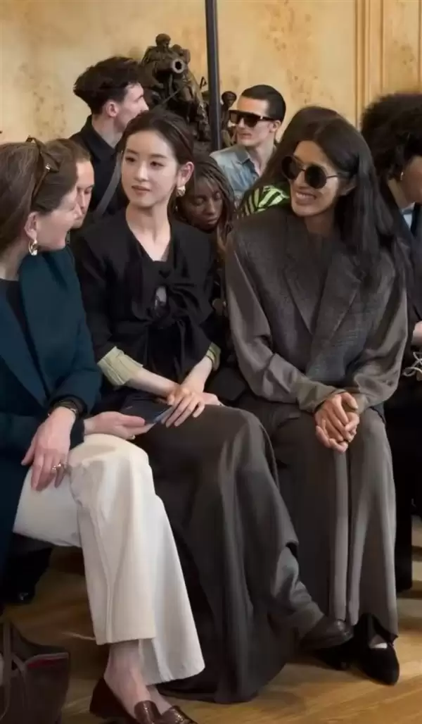 章泽天现身巴黎时装周看秀：听超模和纪梵希家族媳妇聊天