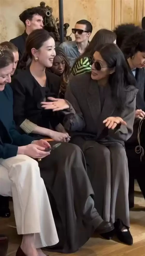 章泽天现身巴黎时装周看秀：听超模和纪梵希家族媳妇聊天