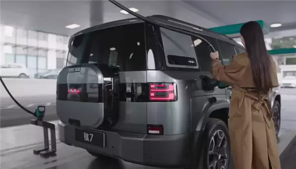 对用户最友好的充电桩 比亚迪发布闪充桩:悬吊设计、插拔不费劲