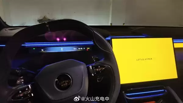 莲花CEO头戴相机讽刺车顶激光雷达 网友：升降摄像头手机咋没了呢