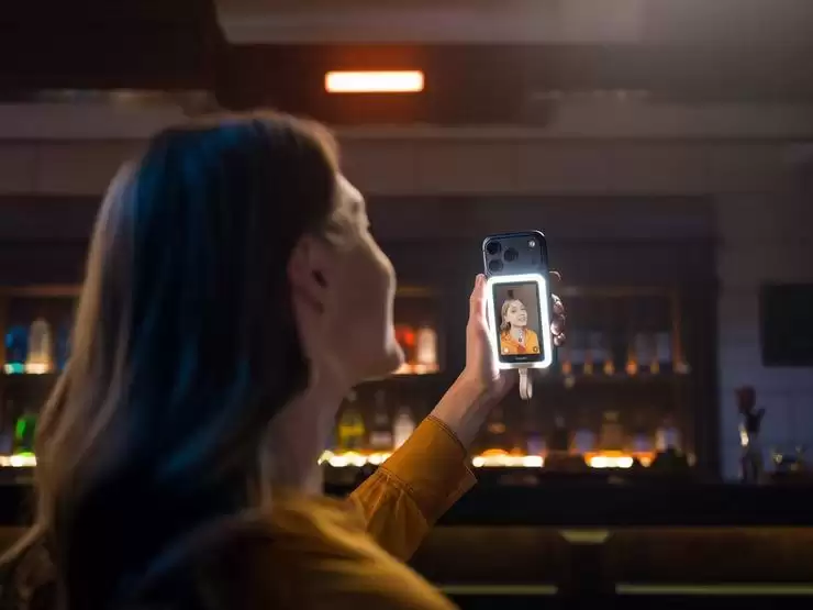 解锁主摄级人像体验!影石推出Snap手机自拍屏,终结后置自拍“盲拍”痛点