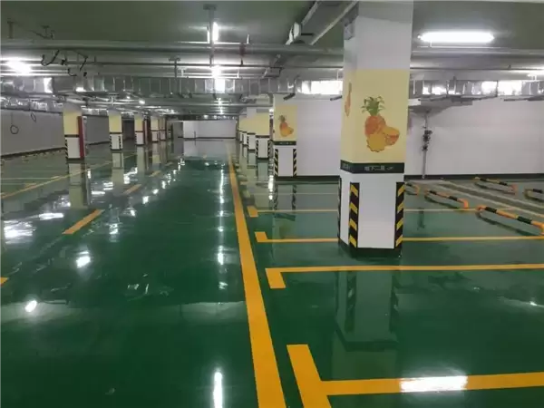 问界M7车主控诉车库撞墙 网友秒破案:环氧地坪+水 下坡还主动加速