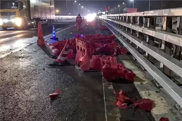 连撞30米水马都没停！司机：