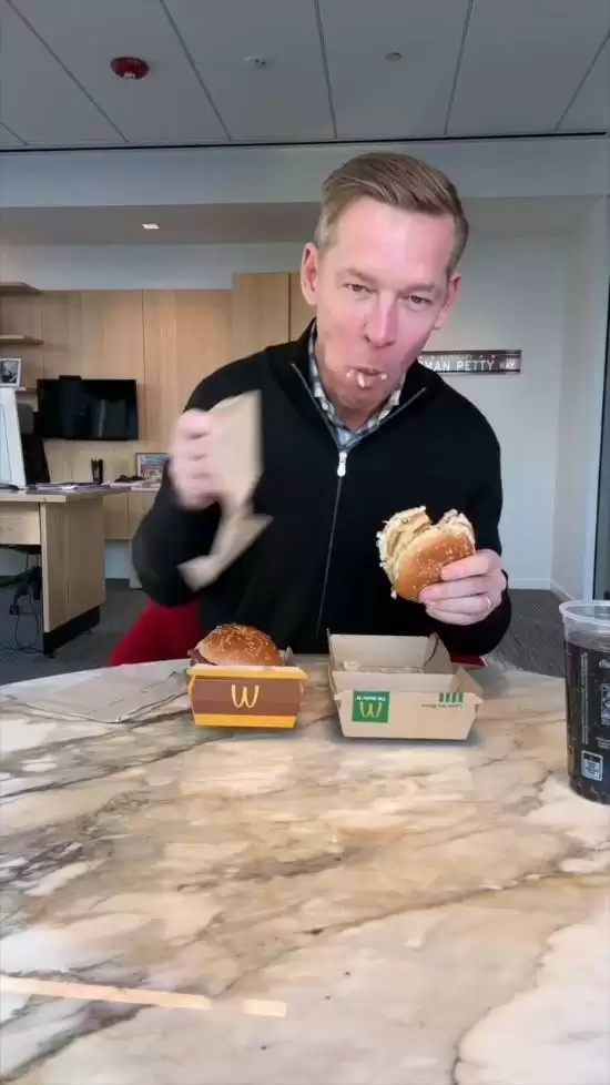 麦当劳CEO再被扒出假吃 没有吞咽动作:网友吐槽你家汉堡这么难吃吗