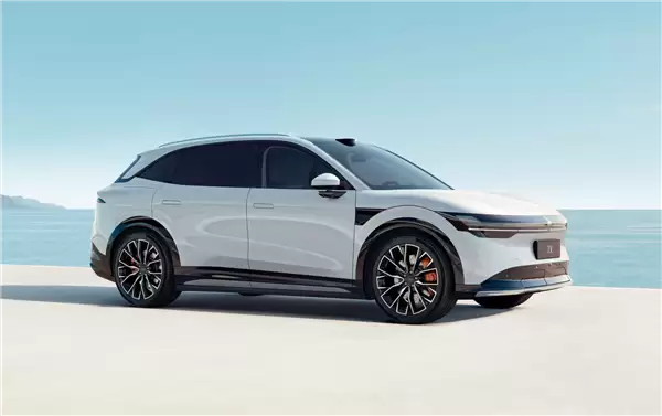 小学生实名投诉极氪 建议取消让她写作业的小桌板！极氪回应