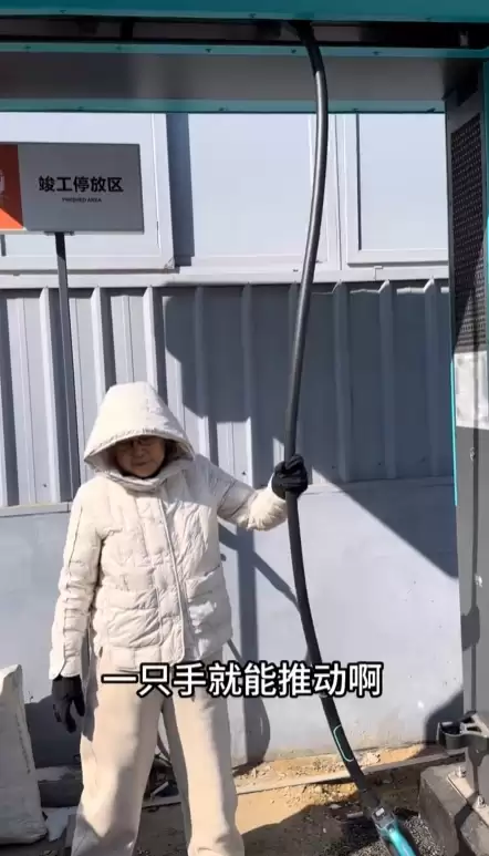 花甲老太实测比亚迪闪充桩：悬吊设计超人性 一点儿不费劲