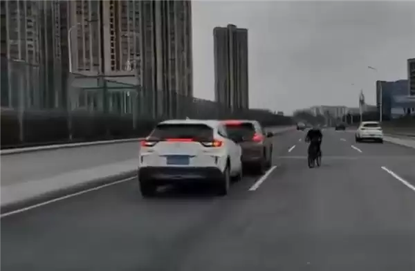 大爷骑自行车高架上逆行:致多车连环追尾