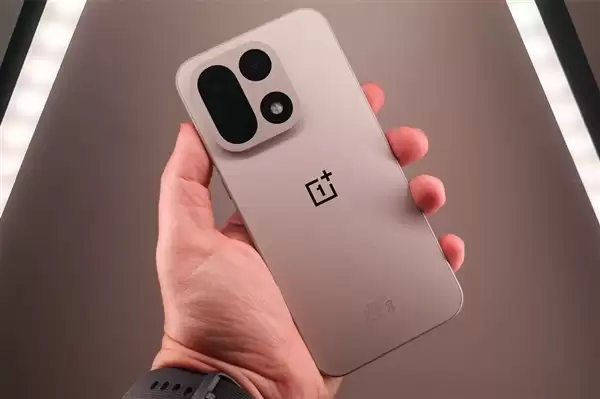 小屏党的梦中情机!一加15T来了:无短板的满血旗舰