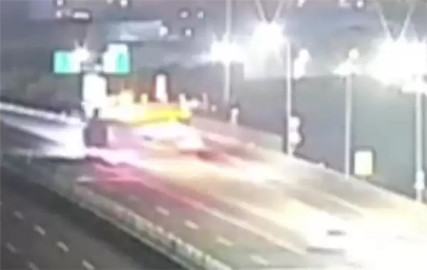 错过路口竟在高速上掉头！司机：不危险啊 不然我得走多少冤枉路