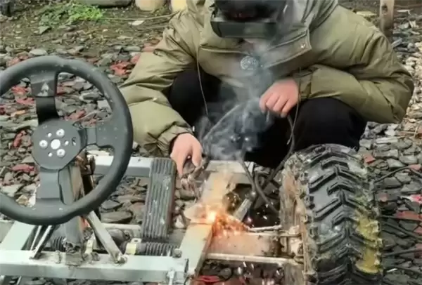 800元造真车！15岁少年用压岁钱自制电动车：最高时速30公里