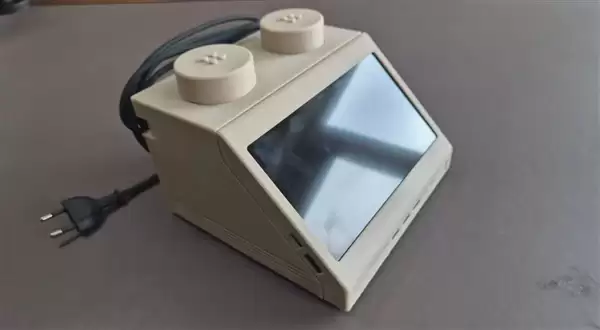 内置苹果Mac Mini！荷兰设计师打造10:1乐高积木电脑