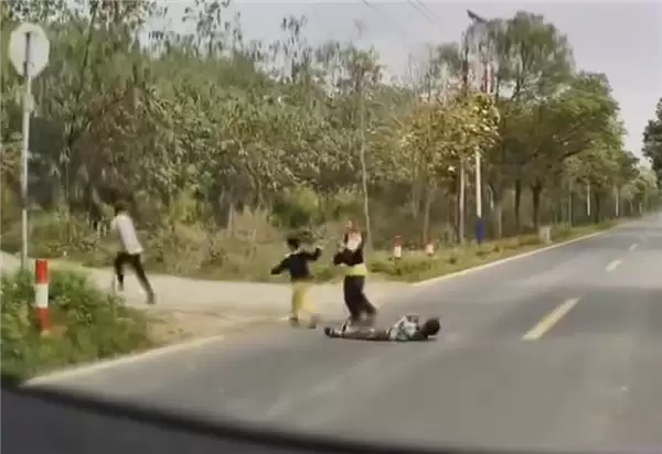 小鹏辅助驾驶突然触发减速绕行 车主接管靠近一看冷汗直流