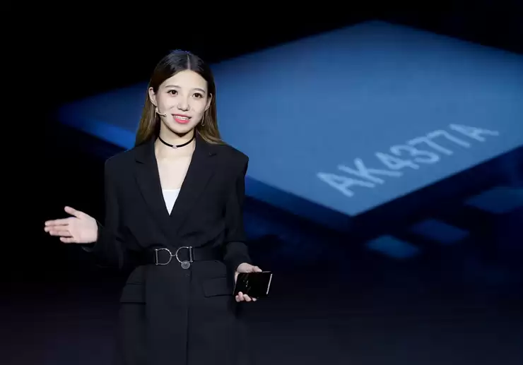 「微光点亮」获红杉、蓝驰、蚂蚁、鼎晖等超亿元融资，宋紫薇入局AI时尚硬件