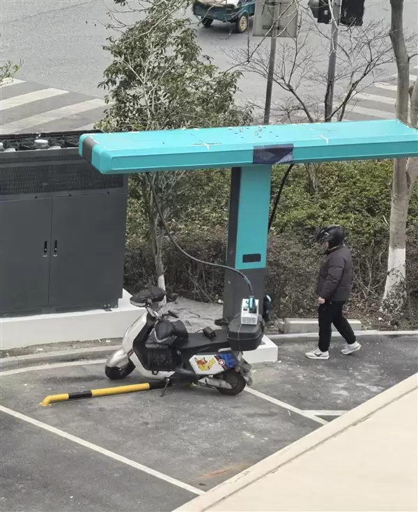 男子用比亚迪兆瓦闪充给电摩充电 博主：这是用巡航导弹打蚊子