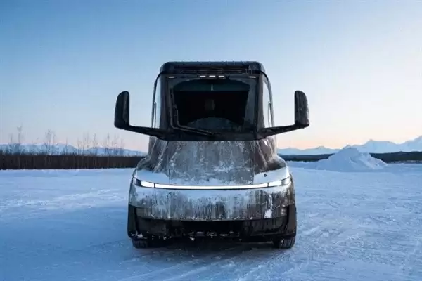 特斯拉Semi电动卡车赴阿拉斯加进行冬季测试，2026年将大规模量产