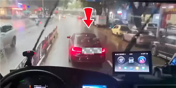 私家车故意“龟速”行驶阻挡出警消防车 被罚200元、记3分