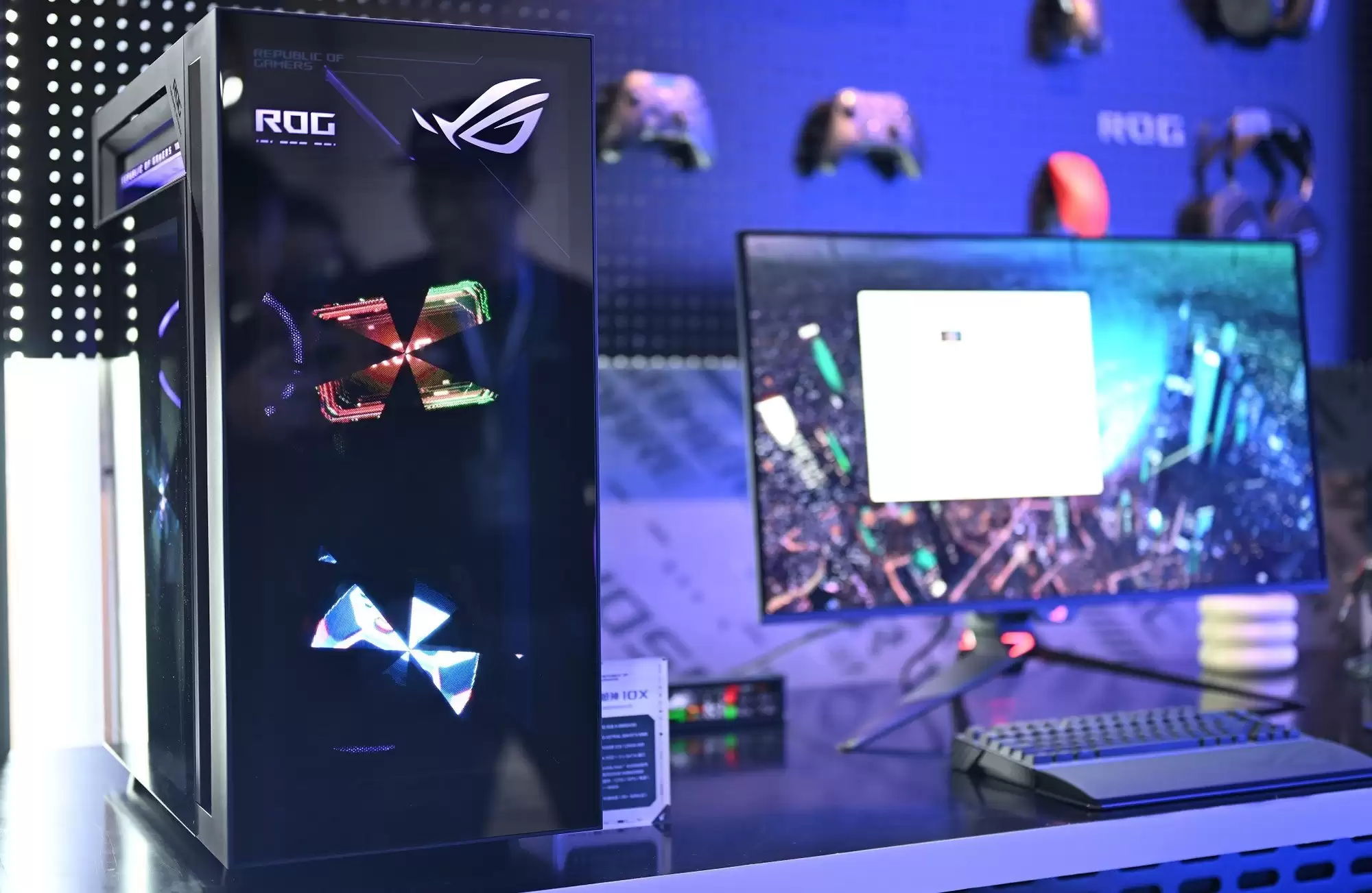 搭载9950X3D+5080 ROG枪神10X主机亮相ROG新品前瞻会