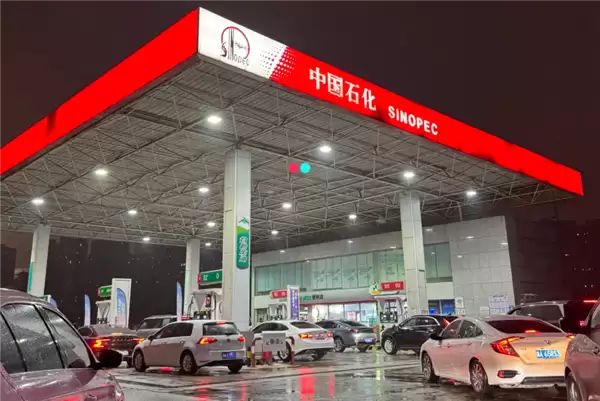 国内油价今日将迎年内最大涨幅!网友实拍多地加油站排长队