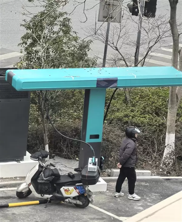 男子用比亚迪兆瓦闪充给电摩充电 博主：这是用巡航导弹打蚊子