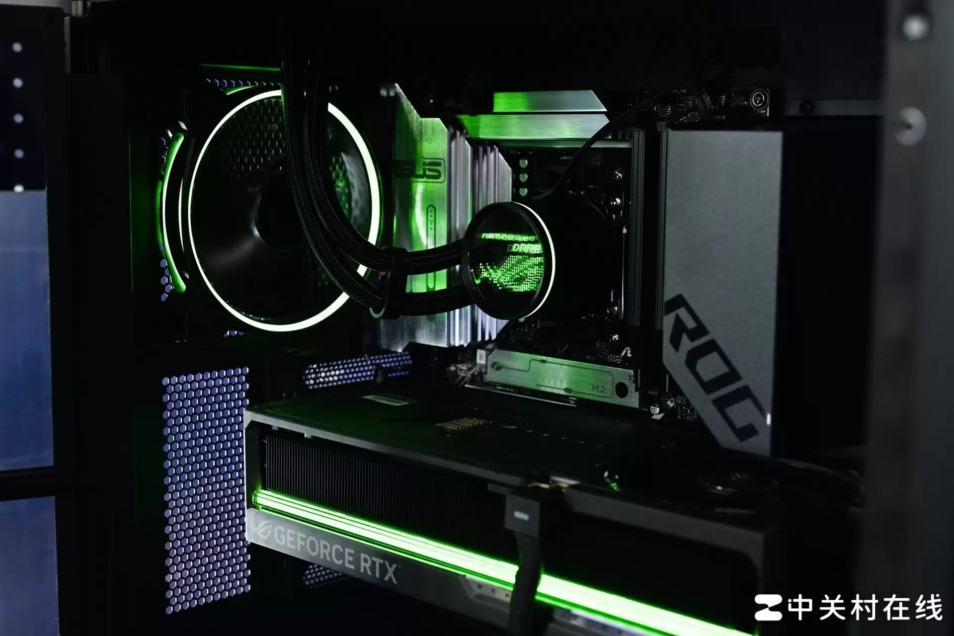 搭载9950X3D+5080 ROG枪神10X主机亮相ROG新品前瞻会